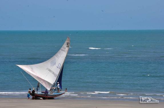 Jangada preparada para sair ao mar no Pontal do Maceió, em Fortim, no litoral do Ceará